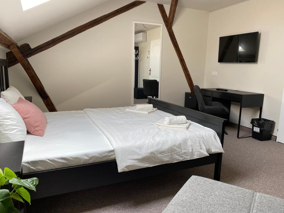 Boutique Rooms With Parking Gran Varadino Esterno foto