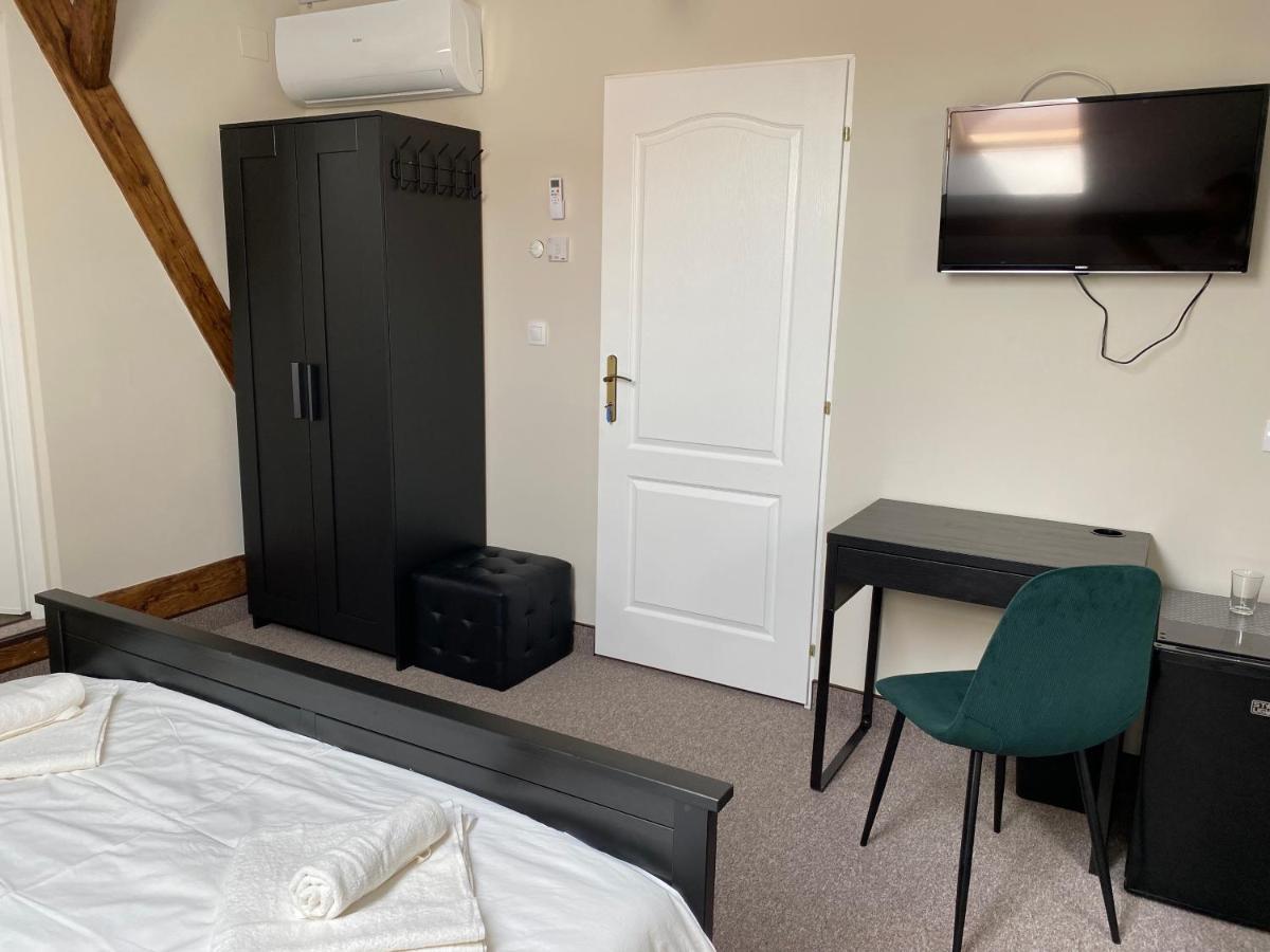 Boutique Rooms With Parking Gran Varadino Esterno foto