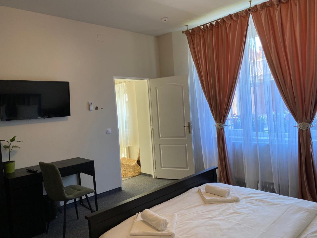 Boutique Rooms With Parking Gran Varadino Esterno foto